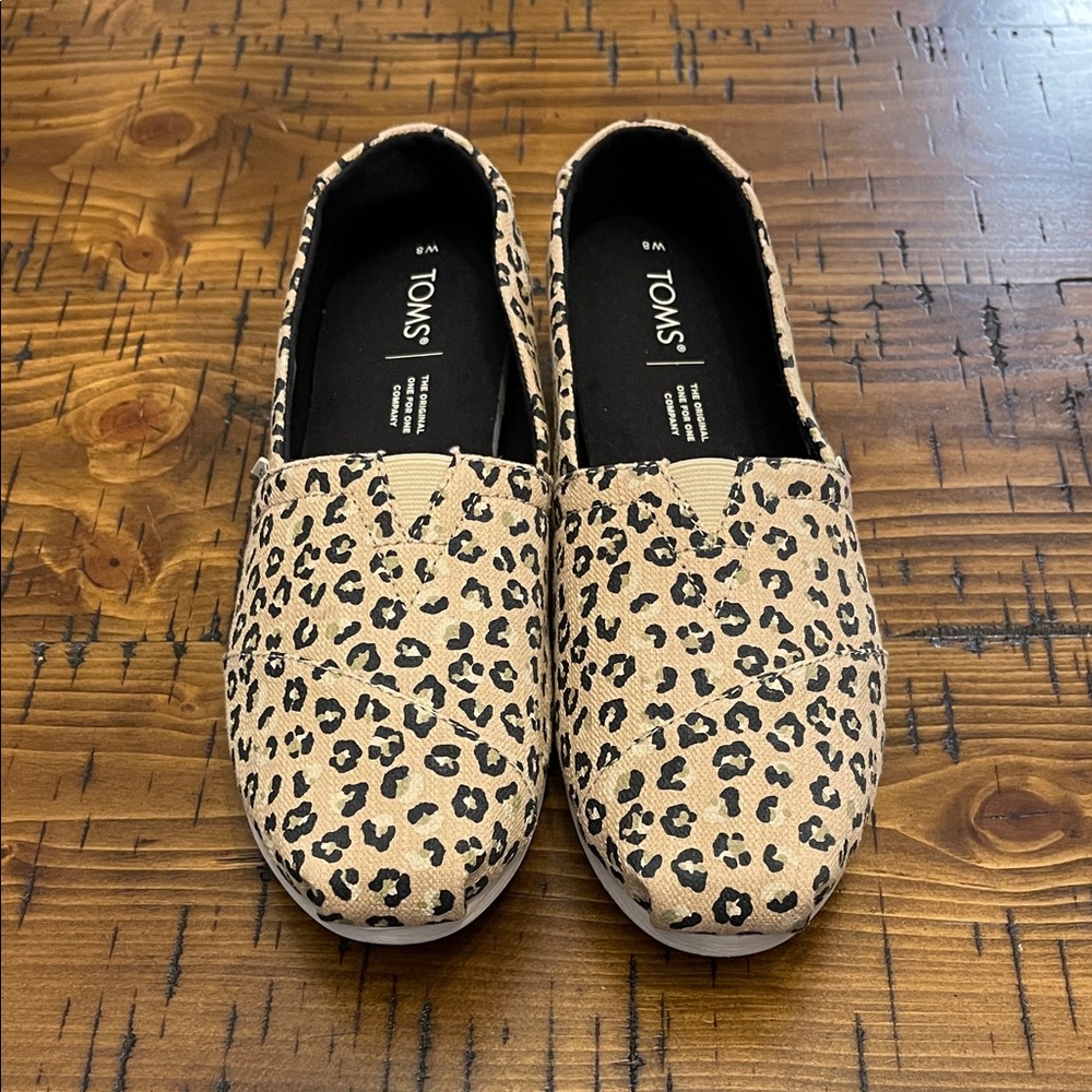 TOMS Women’s Tan Leopard Moccasins - Never Worn. 8 Wide.